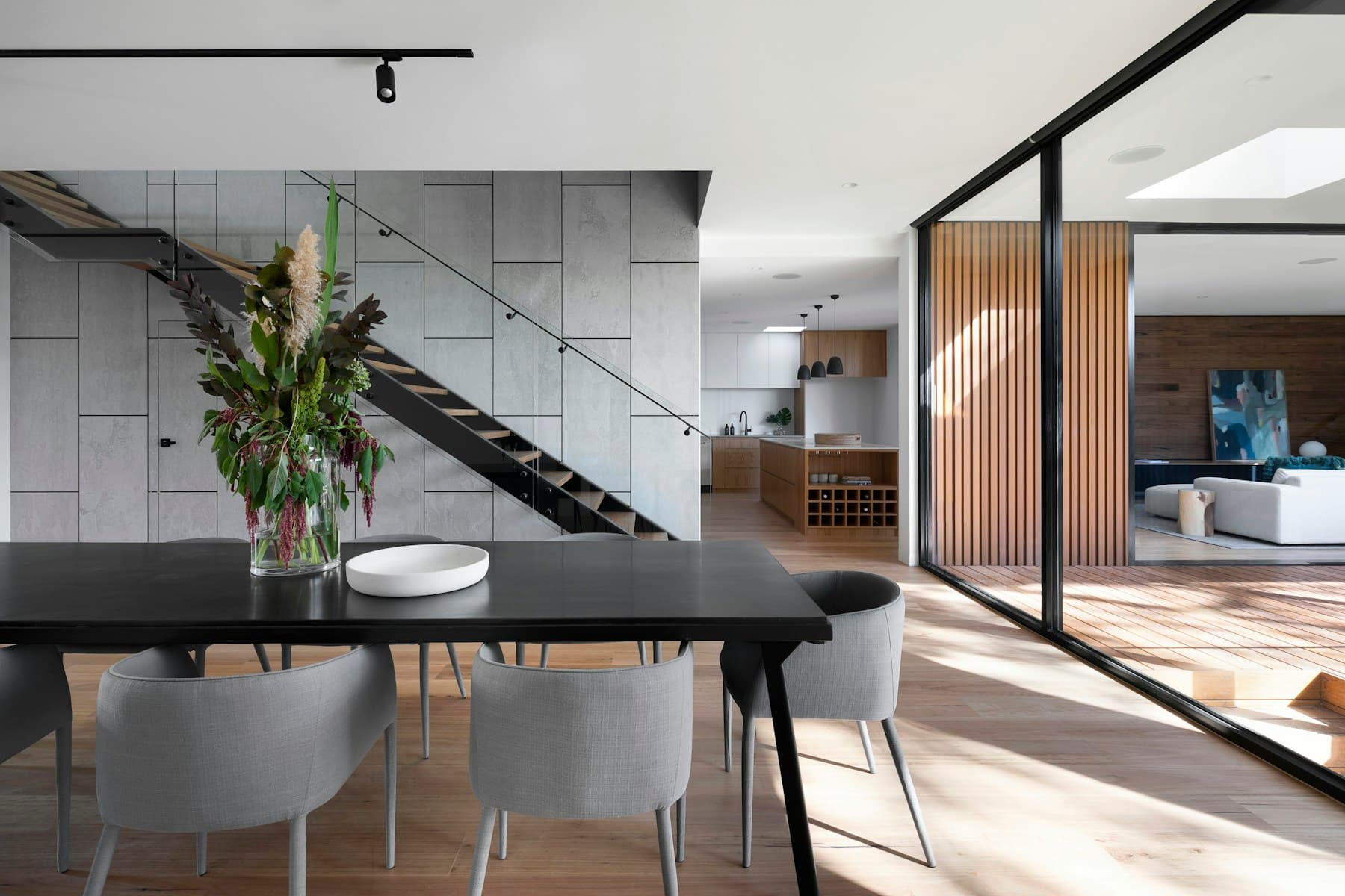 A quiet interior with warm light, natural textures and a gallery of personal details